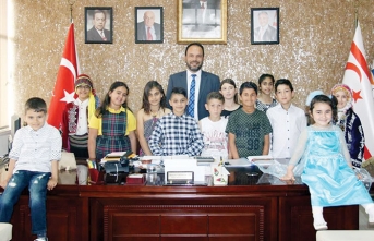 İskele Belediye Başkanı Hasan Sadıkoğlu koltuğunu çocuklara devretti