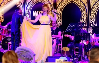 Gökçe Kırgız, Maxim Royal’i dolduran konuklara muhteşem bir konser verdi