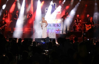 Merit Park Hotel’de sahne alan Sıla, enerjisi ve şarkılarıyla izleyenlerini kendisine hayran bıraktı