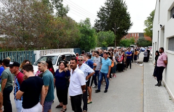 Türkiye’deki seçimler için oy kullanan vatandaşlar, 20 Temmuz Fen Lisesi önünde uzun kuyruk oluşturdu