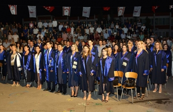 Yakın Doğu Üniversitesi Atatürk Eğitim Fakültesi mezunları diplomalarını aldı