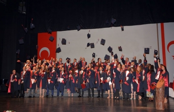 YDÜ Tıp Fakültesi’nden mezun olan öğrenciler, “Hekimlik Yemini” ettikten sonra diplomalarını aldı