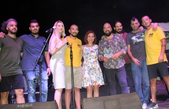 Kuzey Kıbrıs’ın sevilen sanatçıları “Bir El Uzat”  sloganıyla düzenlenen konserde sahne aldı