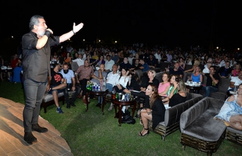 Soner Olgun geniş repertuarı ile dinleyenlerine yine muhteşem bir müzik ziyafeti sundu