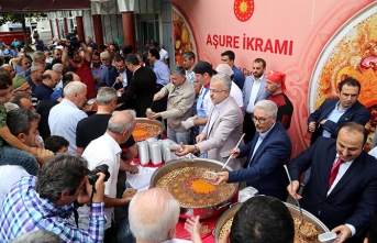 Cumhurbaşkanı Erdoğan’ın talimatıyla ‘Muharrem Ayı’ dolayısıyla Türkiye’nin 13 ilinde vatandaşlara aşure ikram edildi