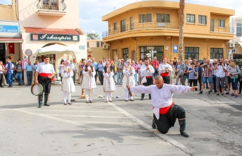 Gazimağusa’yı ziyaret eden turistler folklor gösterileriyle karşılandı