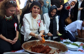 Şanlıurfa’da yaklaşık 200 kişi aynı anda çiğ köfte yoğurdu