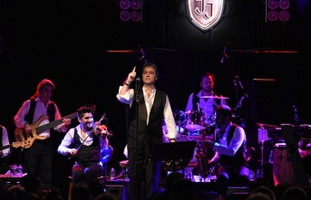 Arabesk müziğinin yaşayan efsanelerinden Cengiz Kurtoğlu sürprizlerle dolu bir konsere imza attı