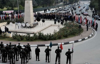 Kahramanlara saygı duruşu