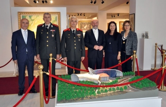 Tuğgeneral Tevfik Algan ve eşi, Kıbrıs Cumhuriyet Sergisi'ni ziyaret etti