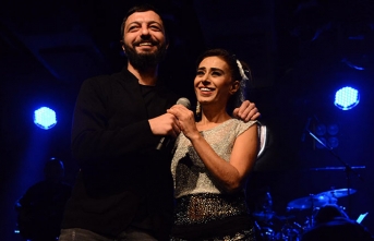 Yıldız Tilbe, sanatçı dostu Mehmet Erdem'i sahnesinde ağırladı