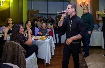 Fantezi ve pop müziğin sevilen ismi Doğuş, gece üst üste Merit Lefkoşa Hotel’de sahne aldı