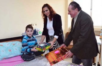 İktisatbank Geleneksel Çocuklar İçin El Ele Kampanyası'nda toplanan hediyeler sahiplerine teslim edildi.