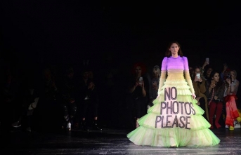 Ünlü marka Viktor & Rolf, Paris Moda Haftası'ndaki defilesi ile dikkat çekti
