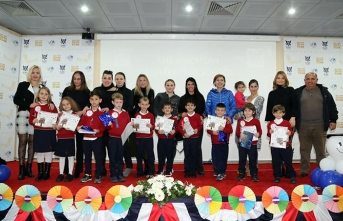 The American Elementary School birinci sınıf öğrencilerinin okuma belgeleri verildi