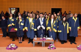 Yakın Doğu Üniversitesi İletişim Fakültesi Güz Dönemi mezunları kep fırlattı