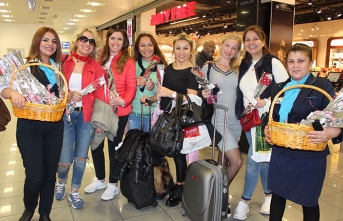 T&T Ercan Havalimanı İşletmeleri kadınlara çiçek dağıttı