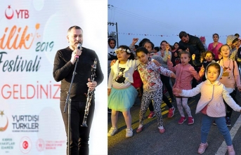 İyilik Festivali kapsamında sahne alan klarnet sanatçısı Hüsnü Şenlendirici, şarkılarıyla 7’den 70’e herkesi eğlendirdi