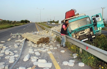 Taşlar yola dağıldı