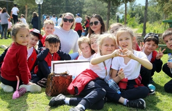 The International Prep School öğrencileri, “Orman Haftası” nedeniyle Alsancak Parkına ağaç dikti