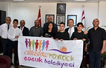 Erhürman, Mehmetçik Çocuk Belediyesi Başkanı Cemre Demiralp ve bazı kurucu üyelerini kabul etti