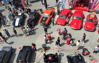 Girne’de düzenlenen açık hava klasik otomobil sergisine 136 araç katıldı