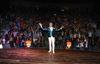 Türk pop müziğinin duayenlerinden Erol Evgin ve sevilen sanatçı Sıla, Adana’da ayrı ayrı konser verdi