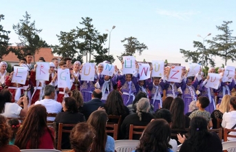 YBB Halk Dansları Topluluğu, orta ve yetişkin gruplarıyla Kıbrıs folklorundan örneklerini halkla buluşturdu 