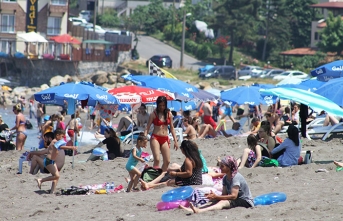 Bayram tatilini fırsat bilenler turizm merkezlerine akın etti