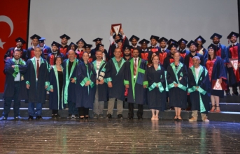 YDÜ İktisadi ve İdari Bilimler Fakültesi mezunları diplomalarını aldı