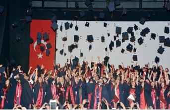 YDÜ Fen-Edebiyat Bahar Dönemi mezuniyet töreni gerçekleştirildi