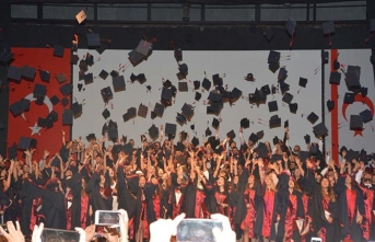 YDÜ Sağlık Bilimleri Fakültesi mezunları diplomalarını aldı