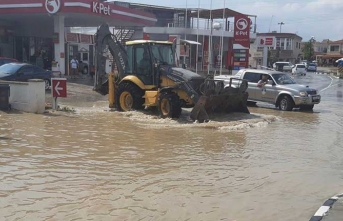 Yollar göle döndü