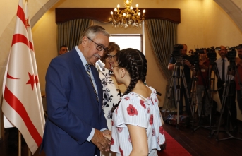 Akıncı çifti, Cumhurbaşkanlığında bayram tebriklerini kabul etti