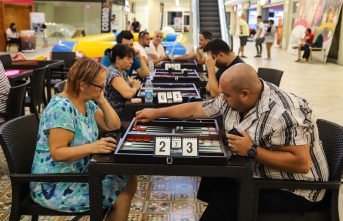 Büyük çekişmeye sahne olan tavla turnuvasına Mağusa, Lefkoşa ve Girne’den yaklaşık 60 oyuncu katıldı