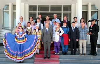 Folklar ekipleri Cumhurbaşkanı Akıncı ve Başbakan Tatar’ı ziyaret etti
