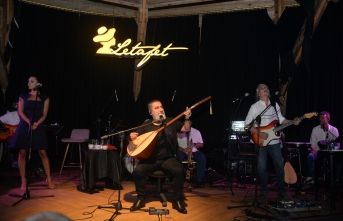 Merit Park Letafet Lounge Bar sahnesinde Soner Olgun, Ağustos ayının ilk konserinde, sevenleri ile buluştu