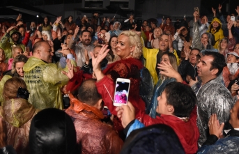 Ayta Sözeri, konser öncesi Bursa’da Sanat Güneşi Zeki Müren’in mezarını ziyaret etti