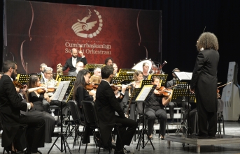 Akıncı çifti, öğrencilerle ve müzik severlerle birlikte konser izledi