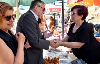 Bağlıköy’de esnaf, yurttaş ve turistler, Akıncı çifti hatıra fotoğrafı çektirdi