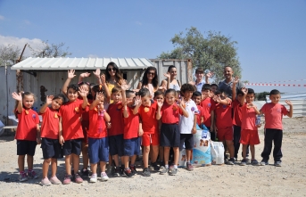 Şehit Salih Terzi İlkokulu ile Mehmetçik İlkokulu öğrencileri yanlarında getirdiği kuru mamaları hayvanlara armağan etti