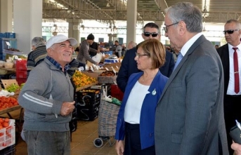 Akıncı çifti, esnaf ve halkla bir araya geldi