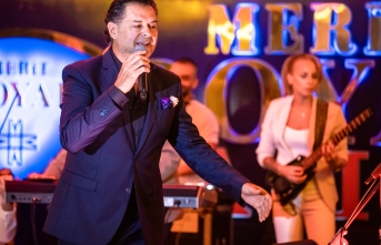 Lübnanlı şarkıcı Ragheb Alama, Merit Royal Hotel’in balo salonunda hayranlarıyla buluştu