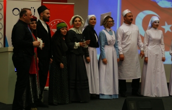"Geçmişten Günümüze Hemşire Kıyafetleri" defilesinde podyuma çıktı