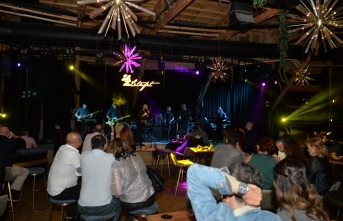 Evan, Letafet Lounge Bar’ı dolduran misafirleri, müziğe ve eğlenceye doyurdu