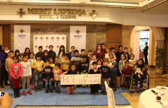 Merit Lefkoşa Hotel, düzenlediği yemekte 100 çocuğa yeni yıl hediyelerini takdim etti