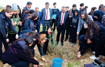 Bakan Çavuşoğlu, Hala Sultan İlahiyat Kolejinde gerçekleştirilen fidan dikim etkinliğine katıldı