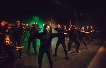 Lefkoşa Belediye Tiyatrosu gençlerinin hazırladığı oyun ilgiyle izlendi