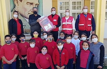 Kızılay’ın İskele Şubesi, bölgedeki okullara, ilk yardım malzemeleri ve ecza dolabı bağışı yaptı