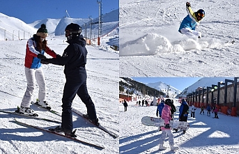 Palandöken'de, kısıtlamanın sona ermesiyle yerli ve yabancı turistler pistleri şenlendirdi